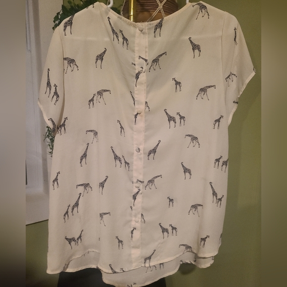 Torrid Chiffon Giraffe Short Sleeve Top - Size 0x Large - Picture 3 of 6